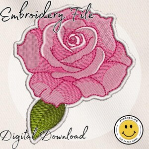 Puede incluir: Un diseño de bordado que muestra una rosa rosa con una hoja verde, delineado en blanco. El texto "Embroidery File" aparece en la parte superior y "Digital Download" en la inferior. Se ve un logo circular con una cara sonriente amarilla y "PARCHELLO THE PATCH DPMT".