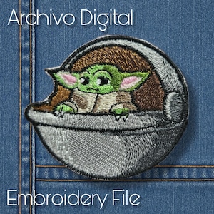 Puede incluir: Parche bordado con un personaje alienígena verde en una cápsula flotante. El personaje tiene orejas grandes y está rodeado por una cápsula marrón y gris. El texto "Archivo Digital" y "Embroidery File" están en la parte superior e inferior.