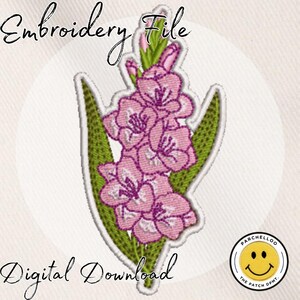 Puede incluir: Un diseño de bordado de una flor de gladiolo rosa con hojas y tallo verdes. El texto Embroidery File y Digital Download es visible. Un pequeño logotipo circular con una cara sonriente amarilla y el texto PARCHELLOO THE PATCH DPMT está presente.