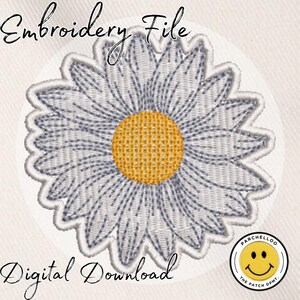 Puede incluir: Un archivo de bordado de descarga digital que presenta un diseño de margarita con pétalos blancos y un centro amarillo. La imagen incluye el texto Embroidery File y Digital Download, junto con un pequeño logotipo circular con una cara sonriente amarilla.