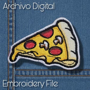 Puede incluir: Parche bordado de una porción de pizza con detalles amarillos, rojos y marrones, contorneado en blanco. El parche está sobre un fondo de mezclilla azul. El texto en la parte superior dice "Archivo Digital" y en la inferior "Embroidery File".