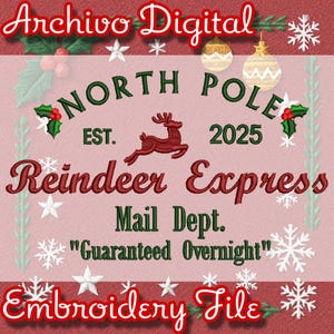 Puede incluir: Un diseño de archivo de bordado digital con temática navideña. El diseño presenta el texto "North Pole Reindeer Express" con una ilustración de reno, copos de nieve y las palabras "Guaranteed Overnight". El archivo está etiquetado como "Archivo Digital" y "Embroidery File".