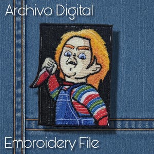 Puede incluir: Parche bordado con un personaje de dibujos animados con pelo naranja, ojos azules y una expresión siniestra, sosteniendo un cuchillo. El personaje lleva un mono azul y una camisa a rayas. Se muestra el texto "Archivo Digital" y "Embroidery File".