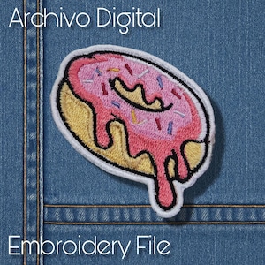 Puede incluir: Parche bordado de una rosquilla glaseada rosa con chispas y un borde blanco, sobre un fondo de mezclilla azul. El texto "Archivo Digital" está en la parte superior y "Embroidery File" en la parte inferior.