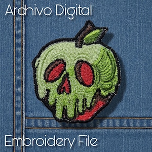 Puede incluir: Parche bordado con un diseño de calavera de manzana verde, cuencas de ojos rojas y contorno negro. El parche está sobre un fondo de mezclilla, con las palabras "Archivo Digital" y "Embroidery File" en texto blanco.