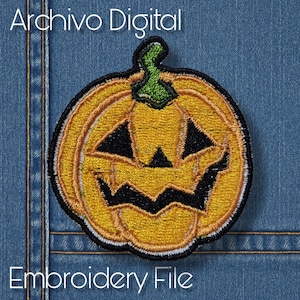 Puede incluir: Parche bordado con una calabaza sonriente con cuerpo amarillo, rasgos faciales negros y tallo verde. El parche está sobre un fondo de mezclilla, con las palabras "Archivo Digital" y "Embroidery File" en blanco.