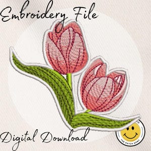 Puede incluir: Un archivo de bordado de descarga digital que presenta dos tulipanes rosas con tallos y hojas verdes. El diseño está representado en un estilo de textura cosida con un contorno blanco. El texto Embroidery File y Digital Download es visible.
