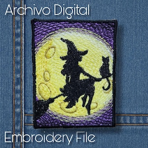 Puede incluir: Parche bordado con una silueta negra de una bruja en una escoba con un gato, frente a una luna amarilla. El parche tiene un borde morado y el texto "Archivo Digital" y "Embroidery File".