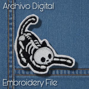 Puede incluir: Parche bordado con un diseño de esqueleto de gato en blanco y negro, sobre un fondo de mezclilla. El parche está delineado en blanco. Se muestra el texto "Archivo Digital" y "Embroidery File".