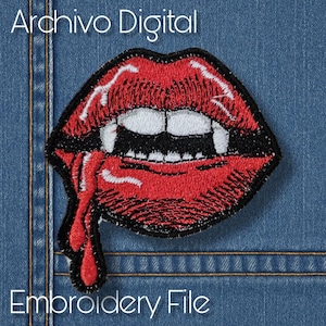 Puede incluir: Parche bordado con labios rojos con colmillos y sangre goteando. El parche tiene un contorno negro y el texto "Archivo Digital" y "Embroidery File" en blanco.