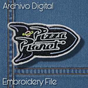 Puede incluir: Parche bordado negro con las palabras "Pizza Planet" en blanco, delineadas en negro y azul claro, con un diseño de cohete. El parche tiene una textura brillante sobre un fondo de mezclilla.