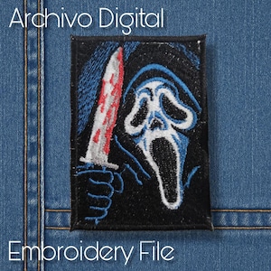 Puede incluir: Parche bordado con la máscara de Scream sosteniendo un cuchillo ensangrentado. El parche tiene un fondo negro con detalles en azul y blanco. El texto "Archivo Digital" y "Embroidery File" están en la parte superior e inferior.