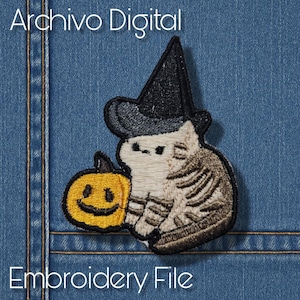 Puede incluir: Parche bordado con un gato con sombrero de bruja y una calabaza. El gato es beige y marrón, el sombrero es negro y la calabaza es amarilla. El texto "Archivo Digital" y "Embroidery File" están arriba y abajo.