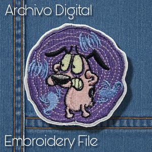 Puede incluir: Parche bordado con Coraje, el perro cobarde. El parche tiene un fondo morado con detalles azules y un borde blanco. Se muestra el texto "Archivo Digital" y "Embroidery File".