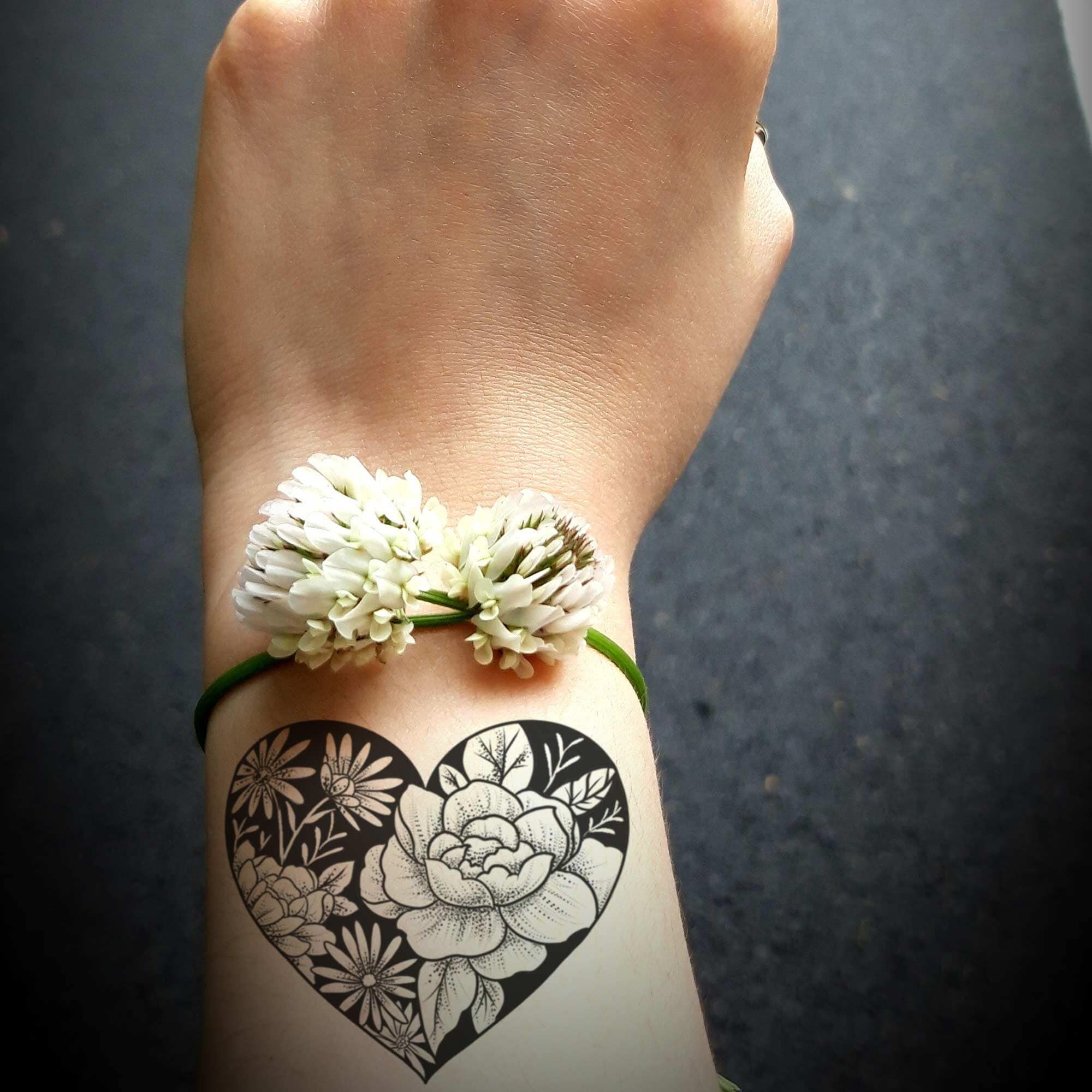 Tatouage éphémère Coeur fleuri pour femme, tatouage temporaire Coeur fleuri exclusif dessiné à la main