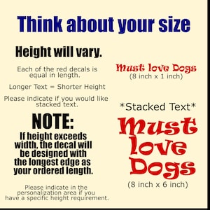 Op de afbeelding: Een beige informatieve afbeelding met blauwe en zwarte tekst over het formaat van stickers. Het bevat rode tekstvoorbeelden met Must love Dogs in twee formaten: een enkele regel van 8 bij 1 inch en een gestapelde versie van 8 bij 6 inch.