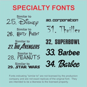 Op de afbeelding: Een lichtblauwe kaart met de rode titel SPECIALTY FONTS, waarop tien genummerde letterstijlen staan. De lijst bevat namen zoals Disney, Harry Potter, The Avengers, Peanuts, Star Wars, Corporation, Thriller, Superbowl en twee variaties van Barbee.