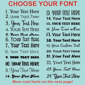 Op de afbeelding: Een lichtblauwe kaart met vierentwintig genummerde lettertypeopties in zwarte tekst. De koptekst luidt CHOOSE YOUR FONT in het rood en de voettekst luidt More cool fonts on the next page! in het rood. Elke regel toont de tekst Your Text Here.
