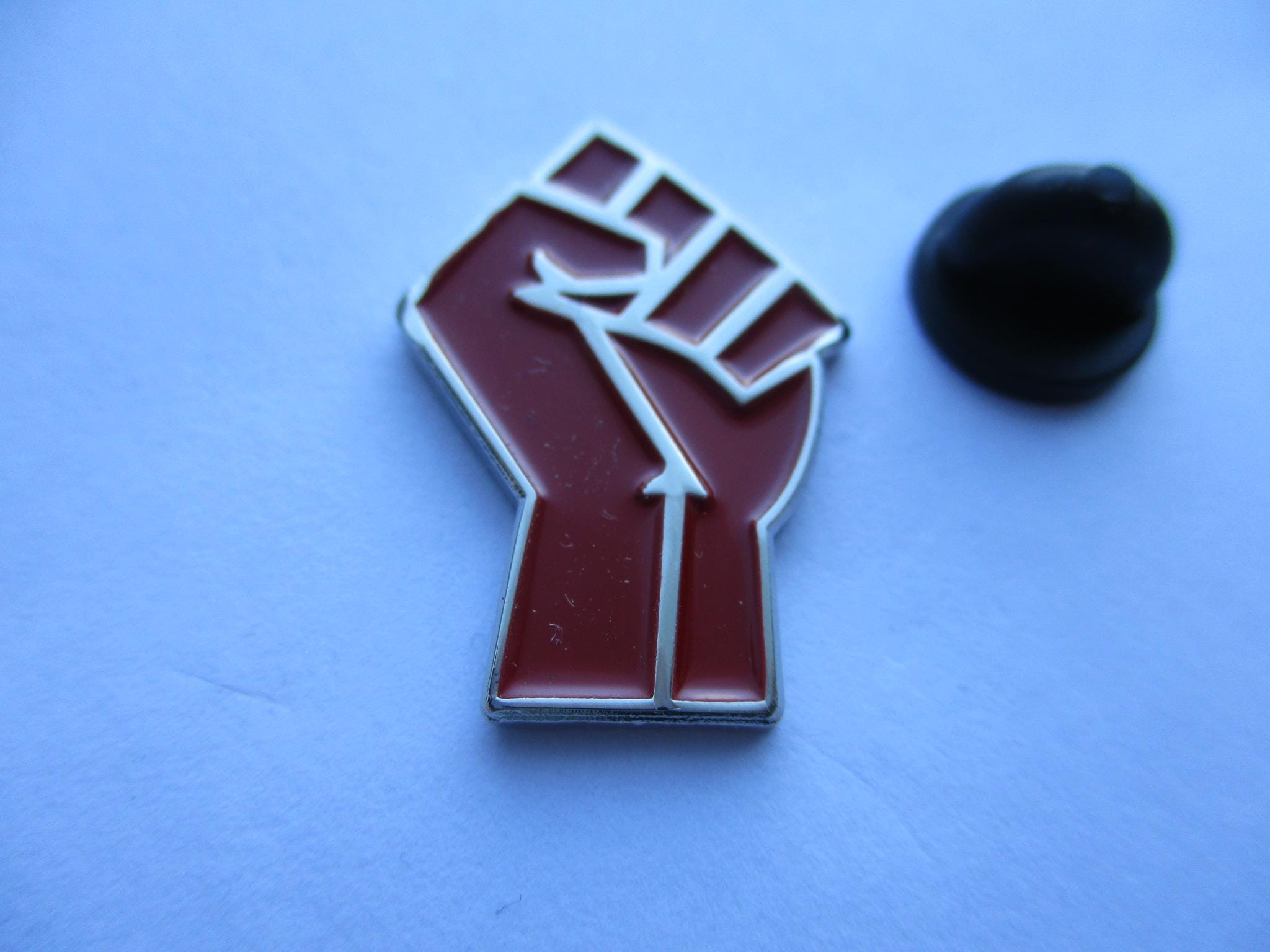 Un badge artistique street art contre le sexisme