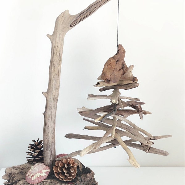 Sapin suspendu de Noël en bois flotté, décoration de noël, fait-main, naturel, objet de la mer naturel, décoration intérieure fait-main.