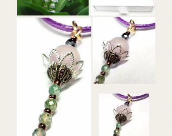 Pendentif Amulette Florale en pierres naturelles.