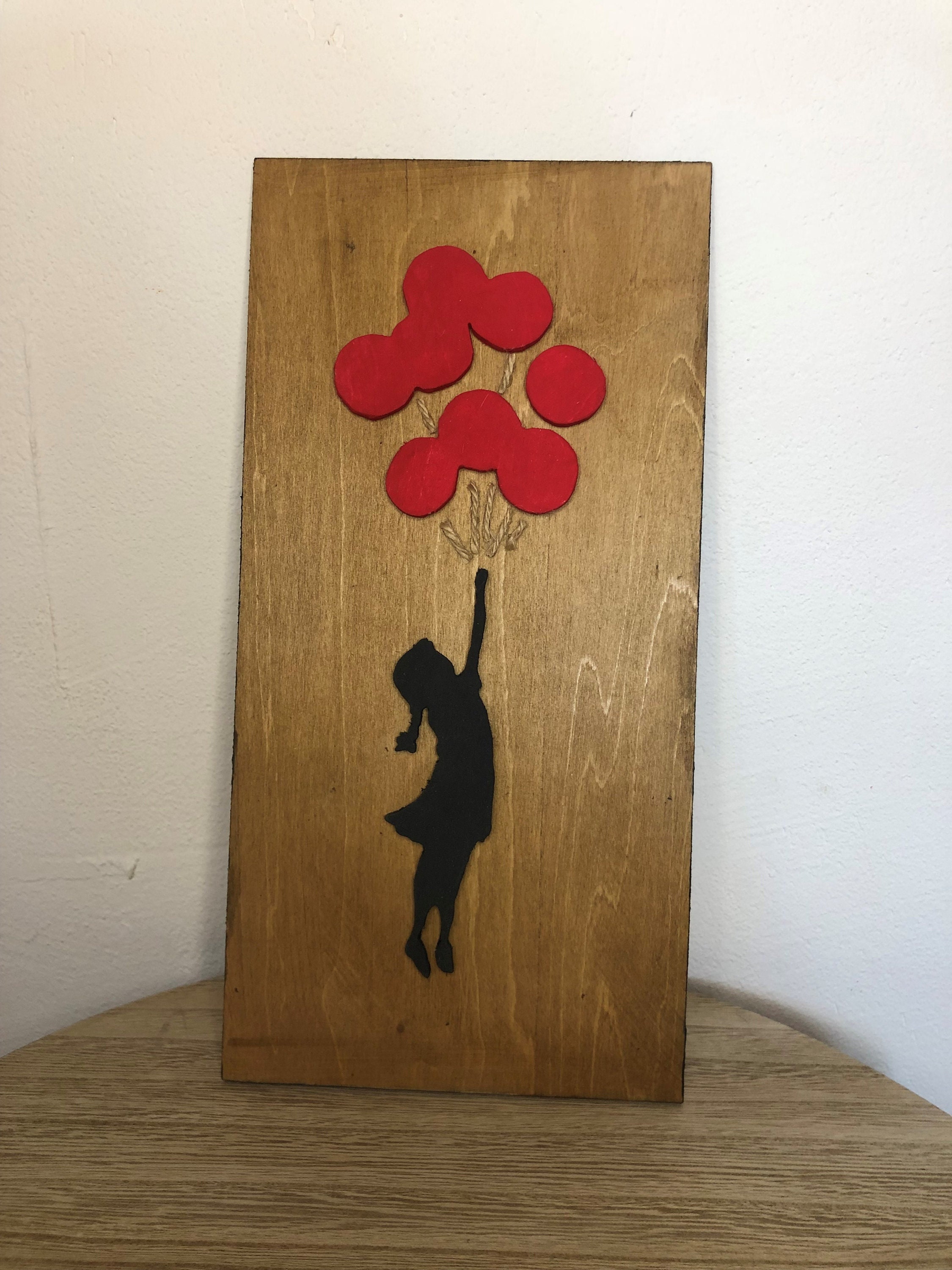 Tableau en Bois Petite Fille Aux Ballons Rouges, Création Artisanale