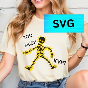 Könnte beinhalten: Ein gelbes T-Shirt mit einer schwarzen Skelettgrafik und dem Text "Too Much KVP?" darauf gedruckt. Das Skelett ist von gelben Blitzen umgeben.