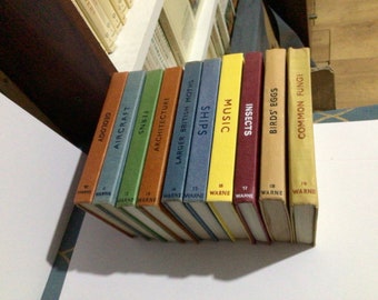 Puede incluir: Un conjunto de diez libros antiguos de tapa dura con cubiertas de colores y letras doradas. Los títulos incluyen "Geología", "Aeronaves", "Arquitectura", "Polillas británicas más grandes", "Barcos", "Música", "Insectos", "Huevos de pájaros" y "Hongos comunes".