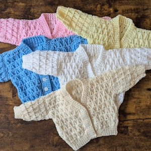 Handgebreid babyvestje van Nana Verschillende maten Ademende mutsen met vintage patroon worden apart verkocht