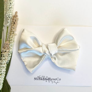 Ivory Satin Baby Bow, Neutral Baby Bows, Satin Baby Bow, Baby Headband, Newborn Baby Bows, Boho baby bows