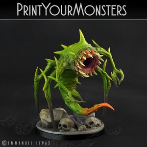 Peut inclure: Figurine de monstre vert avec une grande bouche remplie de dents et de multiples membres. La figurine a une tête épineuse et est posée sur une base avec des crânes et des rochers. Le texte "PRINTYOURMONSTERS" est en haut.