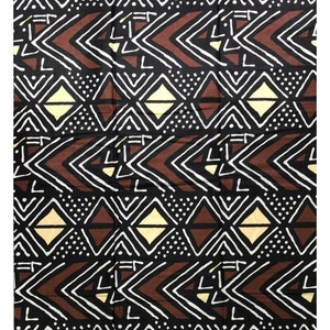 Peut inclure: Tissu noir et blanc avec un motif géométrique de losanges et de triangles marrons, blancs et jaunes. Le tissu a un motif répétitif.