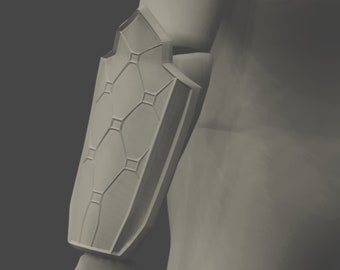 Puede incluir: Un modelo 3D gris de un brazo con una pieza de armadura detallada con un patrón geométrico en el antebrazo.