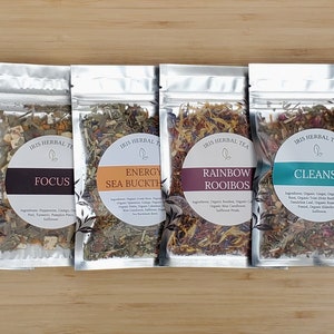 Può includere: Sei piccole bustine argentate di miscele di tè alle erbe sfuse. Le bustine sono etichettate con il logo Iris Herbal Tea e i nomi delle miscele: Relax, Focus, Energy Sea Buckthorn, Rainbow Rooibos e Cleanse.