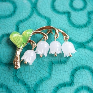 Maiglöckchen-Brosche, weiße Blumenbrosche, Jade-Brosche, elegante Brosche, einzigartige Vintage-Brosche, Geschenk, Kleid-Brosche, Mai-Geburtstagsgeschenk White glaze