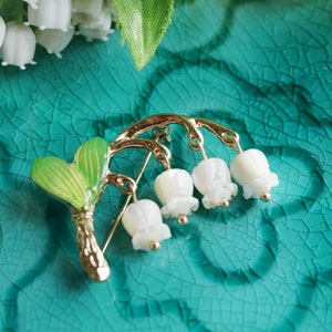 Maiglöckchen-Brosche, weiße Blumenbrosche, Jade-Brosche, elegante Brosche, einzigartige Vintage-Brosche, Geschenk, Kleid-Brosche, Mai-Geburtstagsgeschenk Mother of pearl