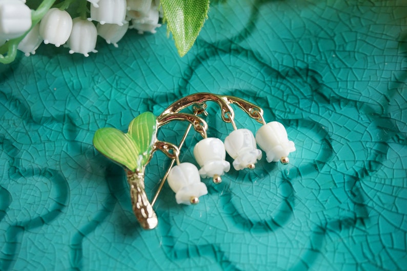 Maiglöckchen-Brosche, weiße Blumenbrosche, Jade-Brosche, elegante Brosche, einzigartige Vintage-Brosche, Geschenk, Kleid-Brosche, Mai-Geburtstagsgeschenk Mother of pearl
