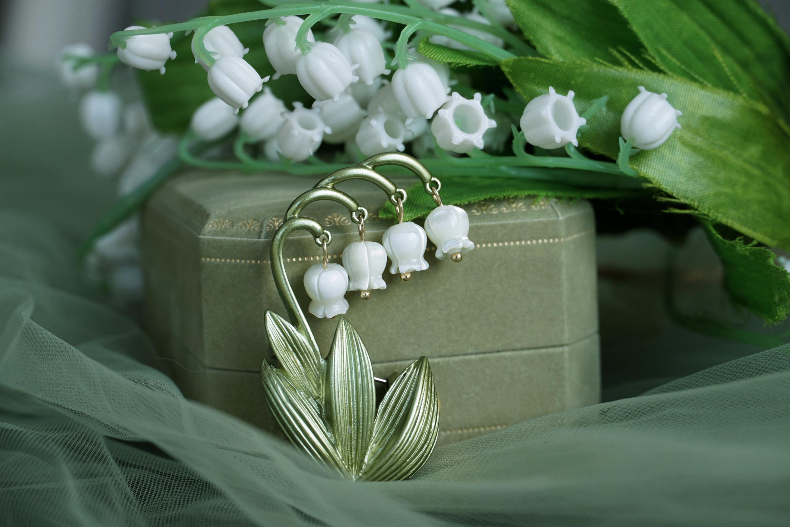Lily Of The Valley  Brooch, mother fo pearl  brooch,Elegant Brooch, Vintage Unique Brooch, Gift, Daily Jewelry, mothers day gift,mum gift