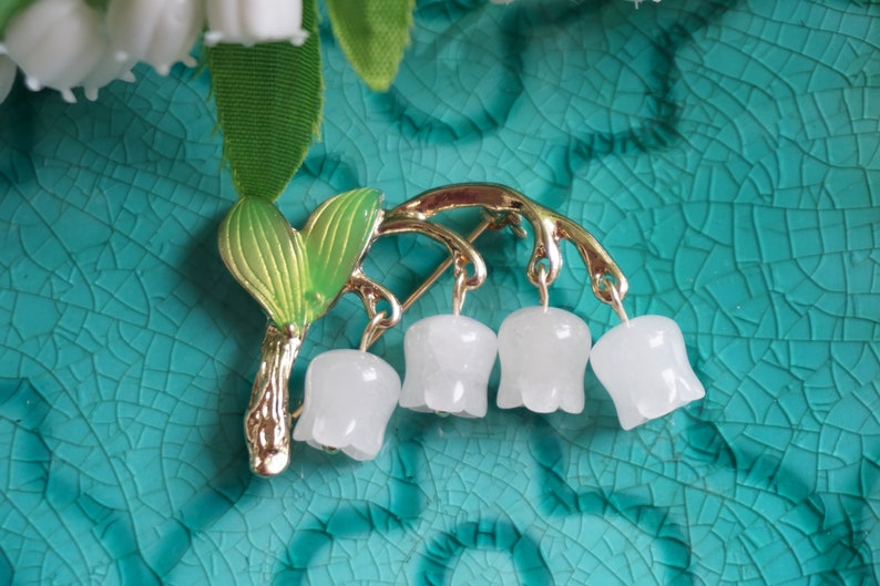 Maiglöckchen-Brosche, weiße Blumenbrosche, Jade-Brosche, elegante Brosche, einzigartige Vintage-Brosche, Geschenk, Kleid-Brosche, Mai-Geburtstagsgeschenk White Jade