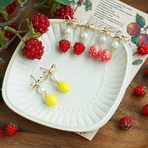 Nette Himbeer Ohrringe rote Beere Ohrringe Obst Ohrringe Sommer Ohrringe Geschenk für sie Ohrringe essen Ohrringe Zitronen Ohrringe Weihnachtsgeschenk