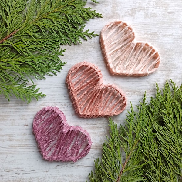 Trio de cœurs décoratif et romantique, couleurs rose pale et bordeaux, fait main en laine durcie naturellement, idée cadeau écoresponsable