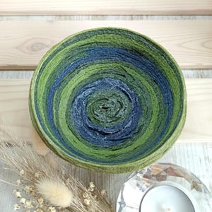 Piccolo cestino in lana irrigidita – Contenitore ecologico fatto a mano – Portagioie o portachiavi – Decorazione naturale e unica realizzata in lana riciclata