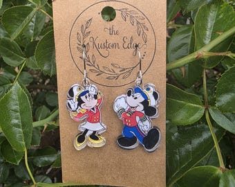Pendientes llamativos de Mickey y Minnie con diseño de crucero mágico, de Character Cruise Line, de acero inoxidable, ligeros e hipoalergénicos.