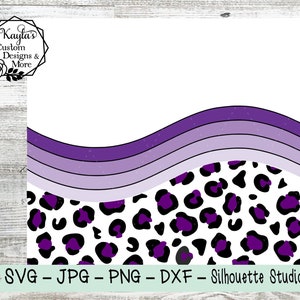 Può includere: Design con stampa leopardata viola e bianca con un'overlay sfumato viola ondulato. Il design include il testo "Kayla's Custom Designs & More" e "SVG - JPG - PNG - DXF - Silhouette Studio".