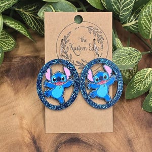 ステッチダングルピアス：グリッターアクリル、ステンレススチール、ハンドメイド