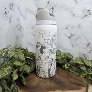 Puede incluir: Botella de agua aislada blanca con tapa gris e ilustraci&oacute;n en blanco y negro de villanos de Disney. La botella tiene la palabra "awala" impresa. La botella es cil&iacute;ndrica y parece ser de acero inoxidable.