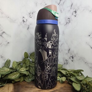 Puede incluir: Una botella de agua aislada azul oscuro con un dise&ntilde;o plateado grabado de villanos de dibujos animados. La botella tiene una tapa marr&oacute;n, verde y azul. La marca "Avala" est&aacute; impresa en la botella.