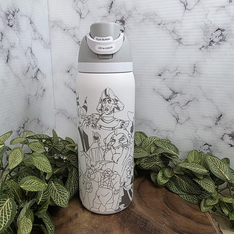 Puede incluir: Una botella de agua aislada blanca con una tapa gris. La botella presenta un dibujo lineal en blanco y negro de villanos de dibujos animados. La tapa tiene el texto "Push Button" y "Lift to Unlock".