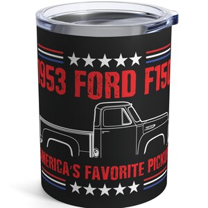 Op de afbeelding: Zwarte reismok met een witte lijntekening van een klassieke pick-up truck. De mok heeft de tekst "1953 Ford F150" in het rood en "America's Favorite Pickup" in het wit, met rode en blauwe strepen en sterren.