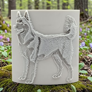 Könnte beinhalten: Eine hellgraue rechteckige Form mit einem detaillierten Relief eines stehenden Husky-Hundes. Das Fell des Hundes ist strukturiert und seine Merkmale sind klar definiert. Die Form befindet sich vor einem verschwommenen natürlichen Hintergrund mit Bäumen und Blumen.